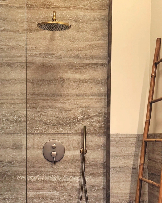 Relaxing shower after a body peeling treatment at CaboNatura in Torrevieja